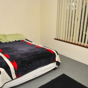 dormitor umbrit cu jaluzele verticale textile