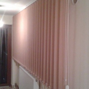 balcon umbrit cu jaluzele verticale textile